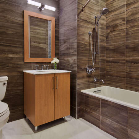 bathroom with tub/shower at The Beacon at Garvies Point