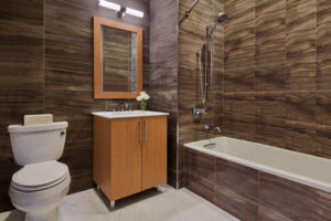 bathroom with tub/shower at The Beacon at Garvies Point